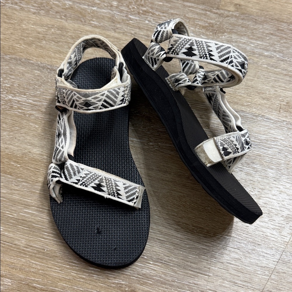 Teva Size 6 Beige and Black Sandals